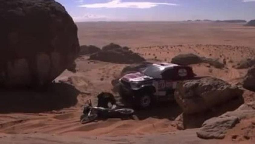 "Antideportivo": piloto impacta moto del chileno César Zumarán mientras estaba detenido en el Dakar