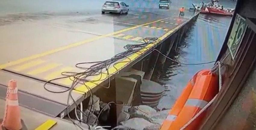 Bus cae al mar mientras intentaba subir a un trasbordador: Conductor salió por sus propios medios