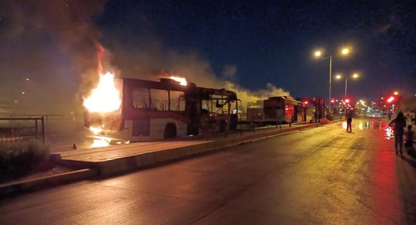 Tres buses fueron quemados por encapuchados en Pedro Aguirre Cerda la noche de este lunes