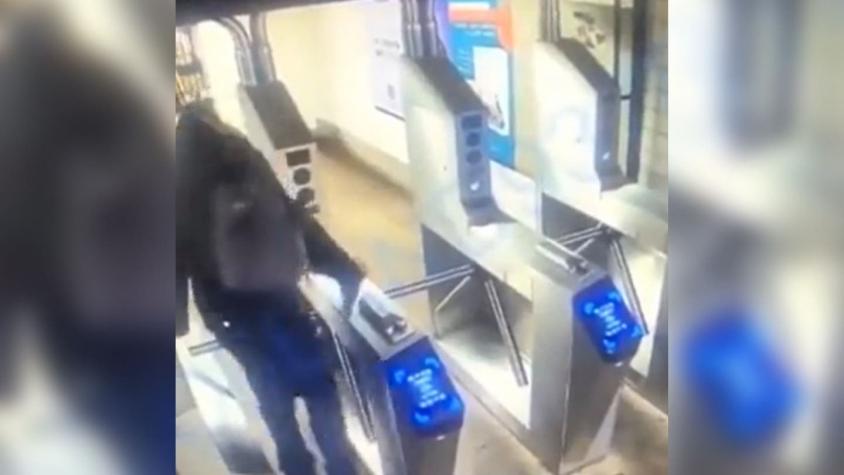 Hombre muere tras intentar saltarse un torniquete en el metro de Nueva York