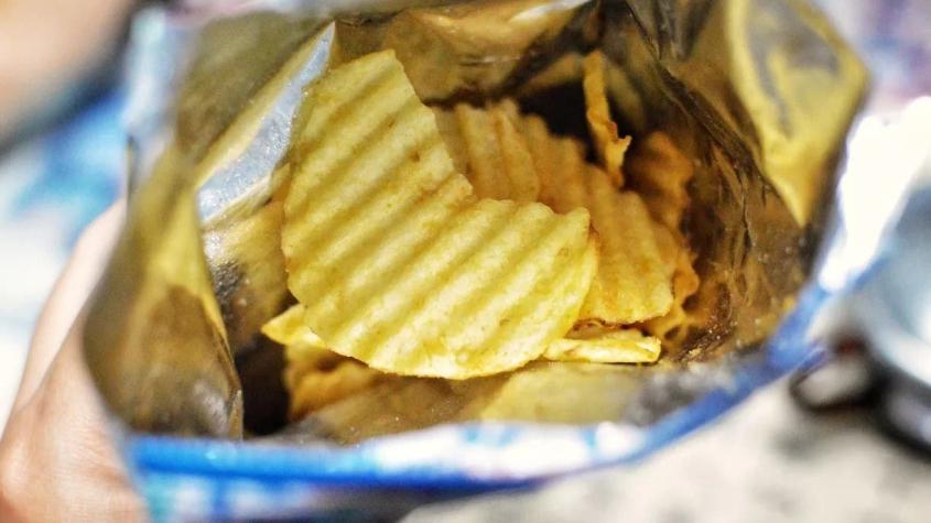 Diputados piden que Sernac fiscalice contenido de snacks por la cantidad de aire que hay en envases