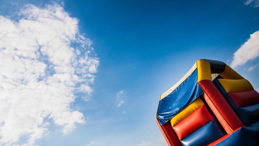 Hay 8 niños heridos: Niña muere tras caer de un juego inflable que se elevó por ráfagas de viento Hay 8 niños heridos: Niña muere tras caer de un juego inflable que se elevó por ráfagas de viento