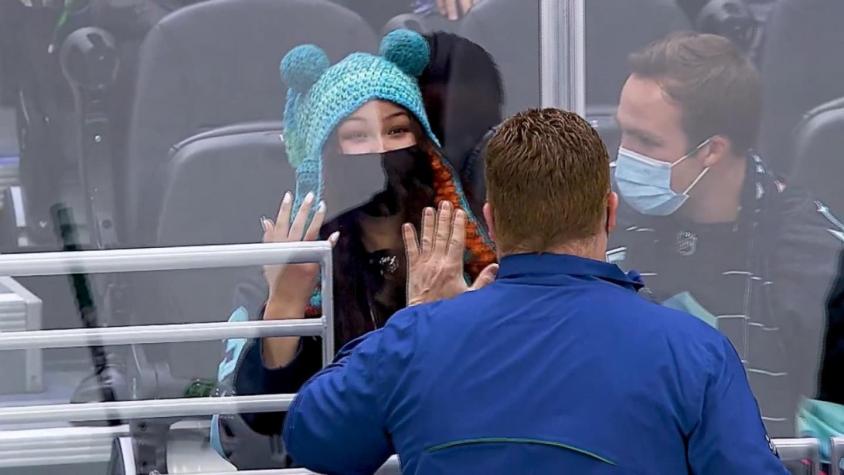 [VIDEO] Aficionada detectó cáncer de entrenador en pleno partido de hockey