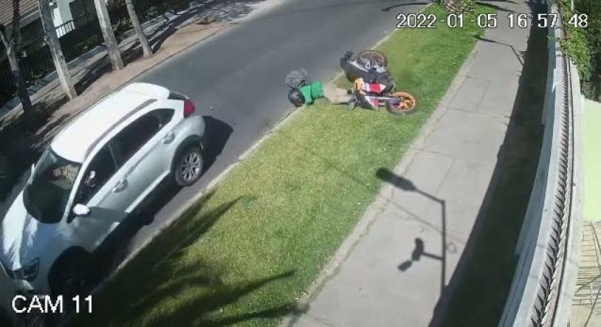 [VIDEO] Delincuentes colisionan a un motociclista y le roban su vehículo