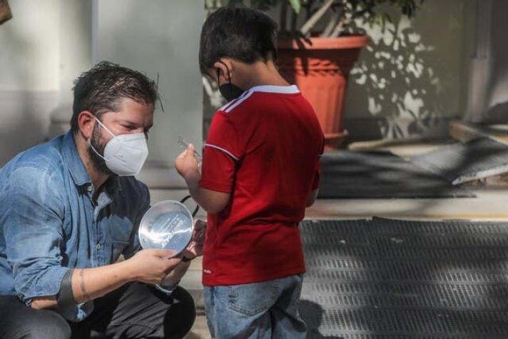 Un Sartén: El inesperado regalo de un niño al Presidente electo Gabriel Boric