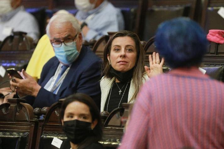 Comité Covid de la Convención pedirá sumario sanitario a Teresa Marinovic por no uso de mascarilla