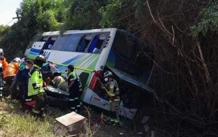 Bus de pasajeros sufre grave accidente en Graneros: Confirman al menos un fallecido