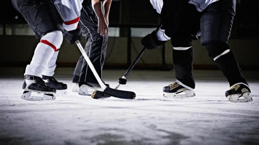 Joven jugador de hockey sobre hielo muere luego que un patín le cortara el cuello tras un choque