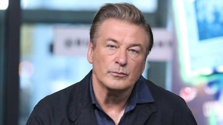 Alec Baldwin dice que es "mentira" que no esté colaborando con investigación sobre muerte en set