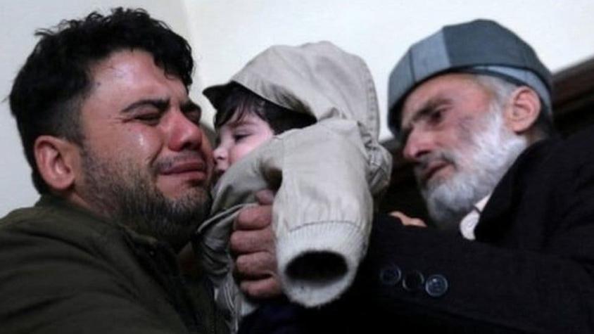 Afganistán: un bebé perdido en medio del caos en el aeropuerto de Kabul se reúne con su familia