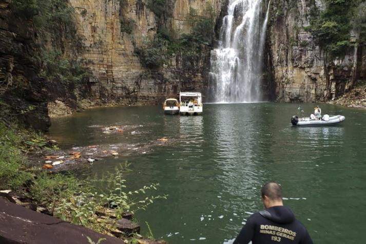 Suben a diez los muertos por derrumbe de roca que aplastó a lanchas con turistas en Brasil