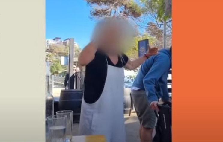 [VIDEO] Mujer insulta a turistas en restaurante en Maitencillo