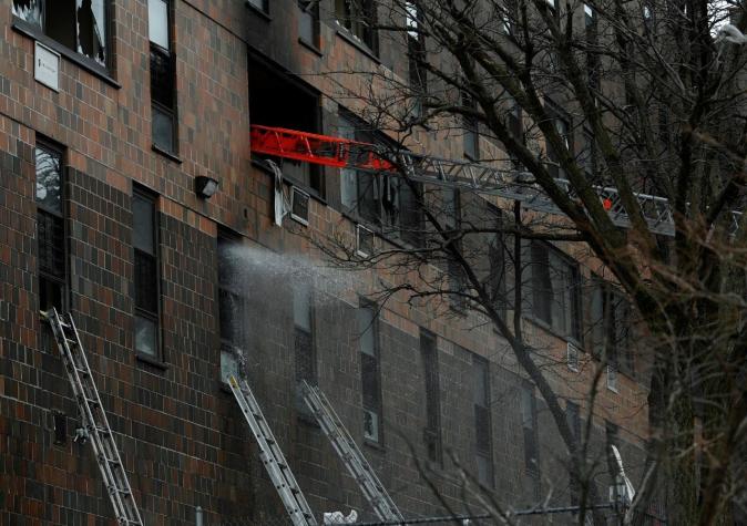 Nueve de ellos son niños: Incendio en edificio en Nueva York deja al menos 19 muertos