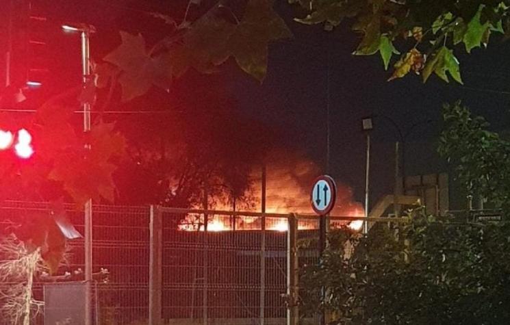 Incendio consumió bodegas en San Joaquín: 200 bomberos de 14 compañías trabajaron en el lugar