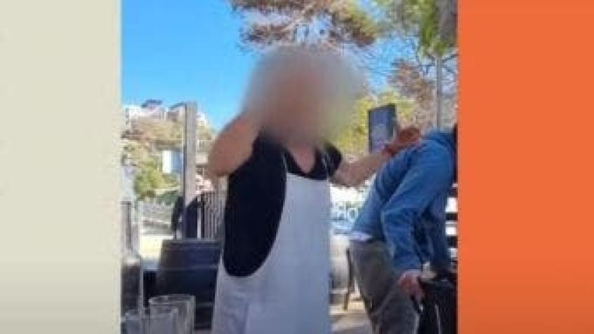 Mujer insulta a turistas en restaurante en Maitencillo: “Esto era un santuario y todo se derrumbó"