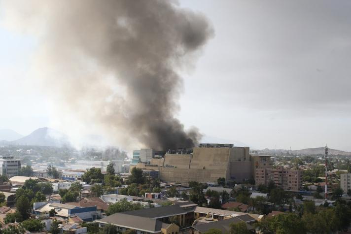 Bomberos trabaja para controlar incendio en San Bernardo: Edificio fue evacuado