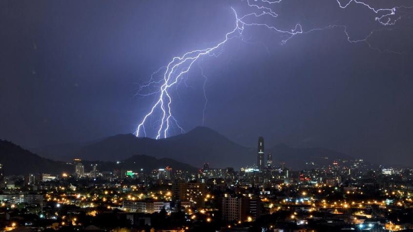 Desde el Norte a la Zona Central: Pronostican tormentas eléctricas desde este lunes en 8 regiones