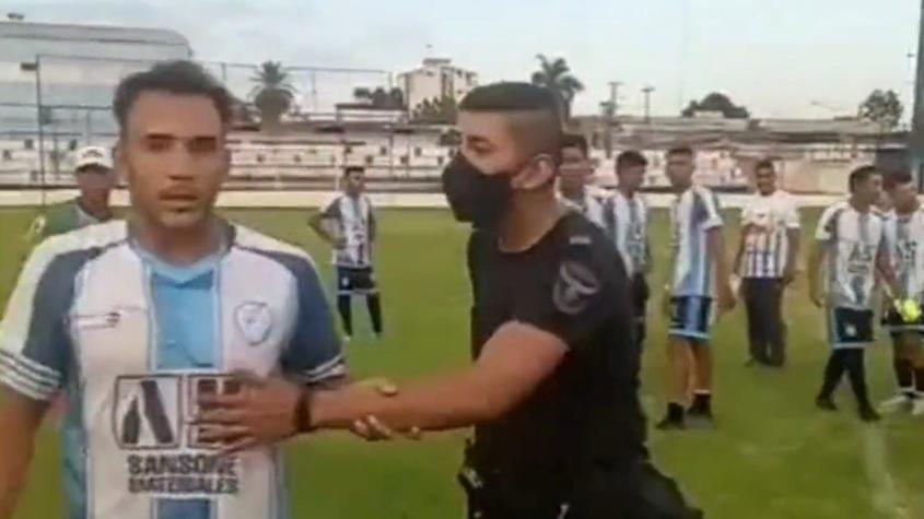 Futbolistas le roban el celular a un periodista para borrar un video y quedan grabados