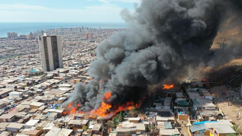 [VIDEO] Los impactantes registros que deja el incendio que afecta a un campamento de Iquique