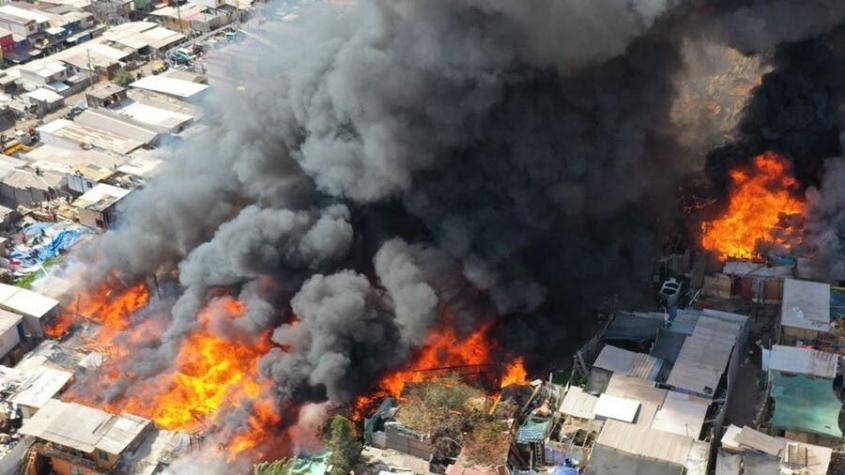 Incendio en campamento en Iquique: Al menos 30 casas afectadas y 8 bomberos lesionados