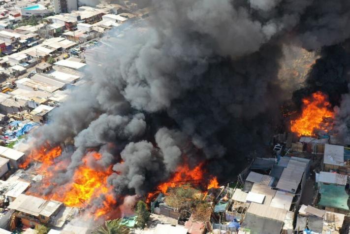 Al menos 100 casas destruidas y 300 damnificados por incendio en campamento de Iquique