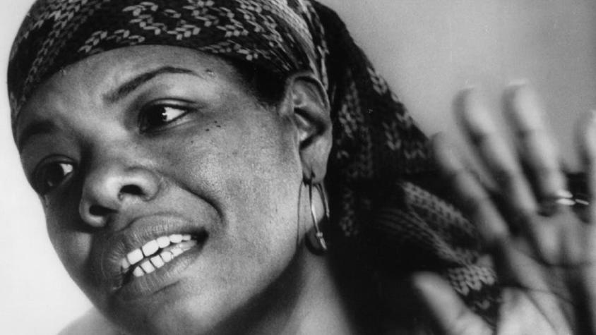 Quién fue Maya Angelou, la primera mujer negra que aparece en una moneda en Estados Unidos
