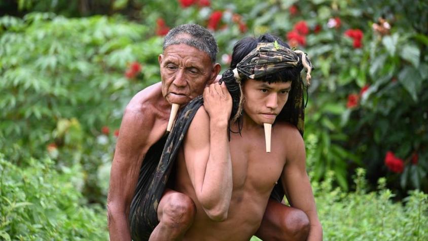 La imagen de un indígena de una tribu que cargó a su padre durante 6 horas para que lo vacunaran