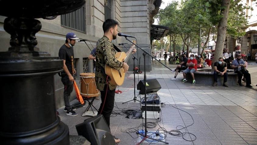 [VIDEO] Chinchineros, pintores y cantantes: El centro de Santiago vuelve a su cara artística