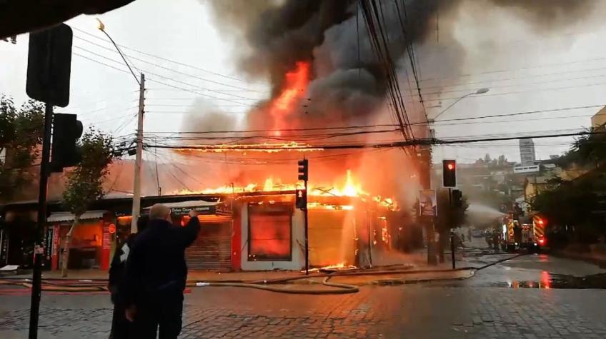 Incendio afecta al menos 12 locales comerciales en Viña del Mar