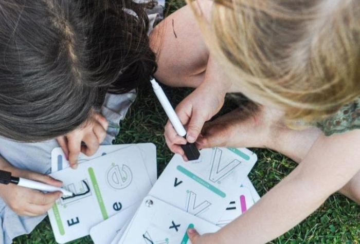Pareja de emprendedores crea juego de cartas para estimular el aprendizaje de su hija