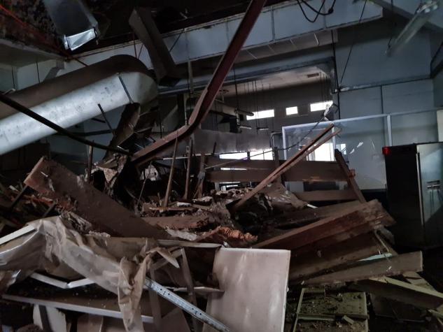 Grave derrumbe afectó a Hospital Carlos van Buren: se desprendió techo en Central de Alimentación