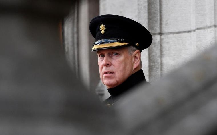 Retiran honores militares al Príncipe Andrés en medio de acusaciones por agresión sexual