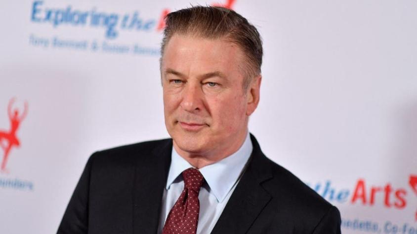 Alec Baldwin no ha entregado su teléfono a la policía por investigación tras letal tiroteo en set