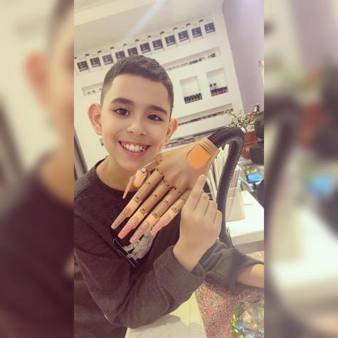 Niño de 8 años pone uñas acrílicas para costear la operación de su hermano con cáncer