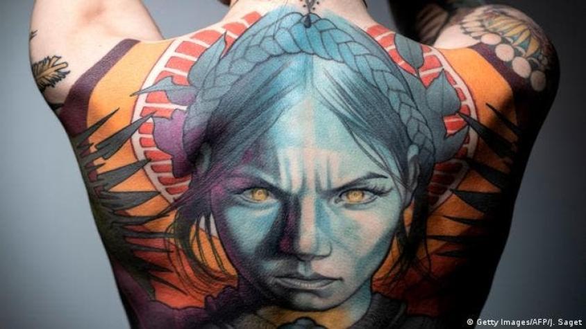 ¿Fin de los tatuajes coloridos? La UE prohíbe muchas tintas