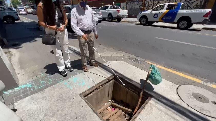 Persona ciega se cayó al alcantarillado por falta de tapa en centro de Concepción
