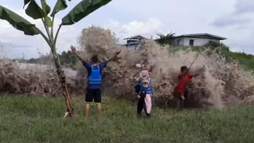 [VIDEOS] Jóvenes se hacen viral al grabarse siendo arrastrados por tsunami en Indonesia