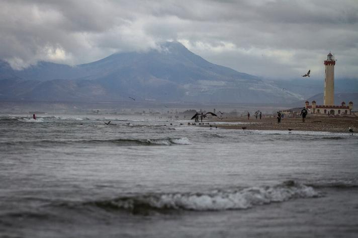Estado de precaución: Ordenan evacuar playas en trece regiones del país Estado de precaución: Ordenan evacuar playas en trece regiones del país