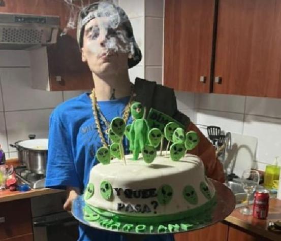 Torta alienígena y nuevo look: Mira cómo Marcianeke celebró sus 20 años