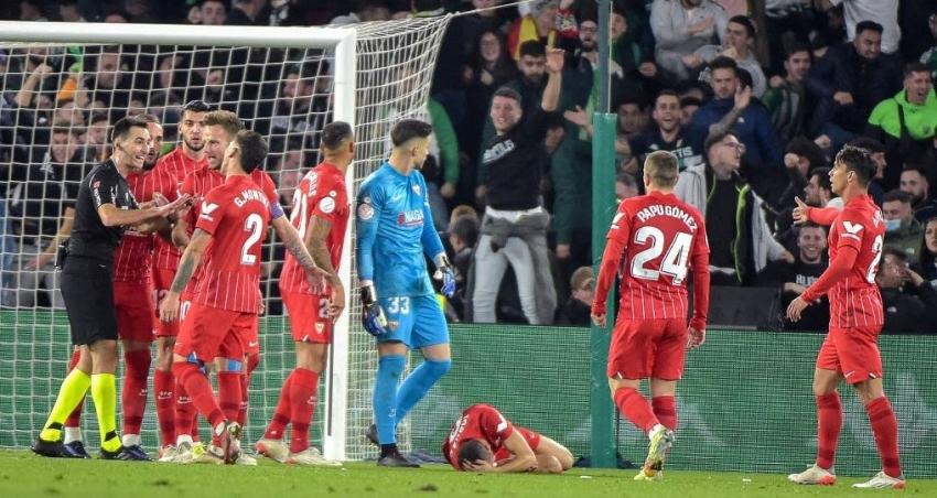 [VIDEO] Suspenden duelo entre Betis y Sevilla por proyectil que impactó a jugador