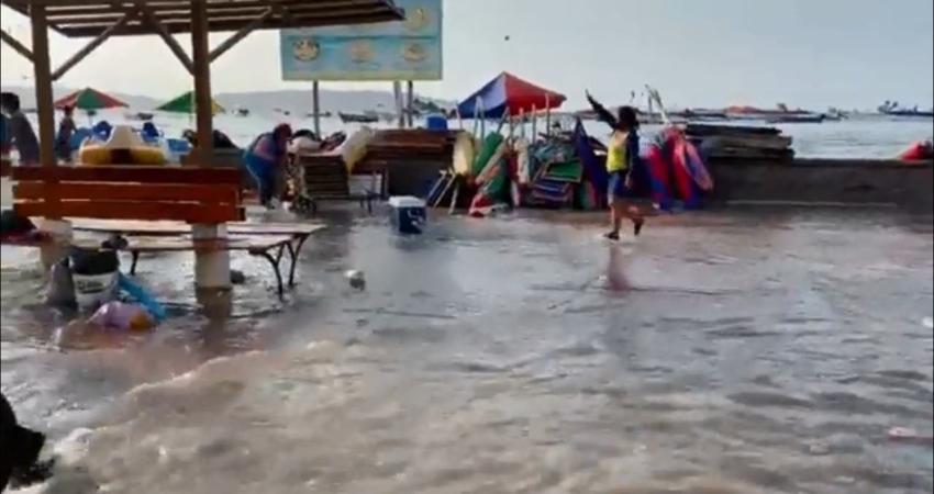 [VIDEO] Fuerte oleaje provocó daños en el balneario de Paracas en Perú