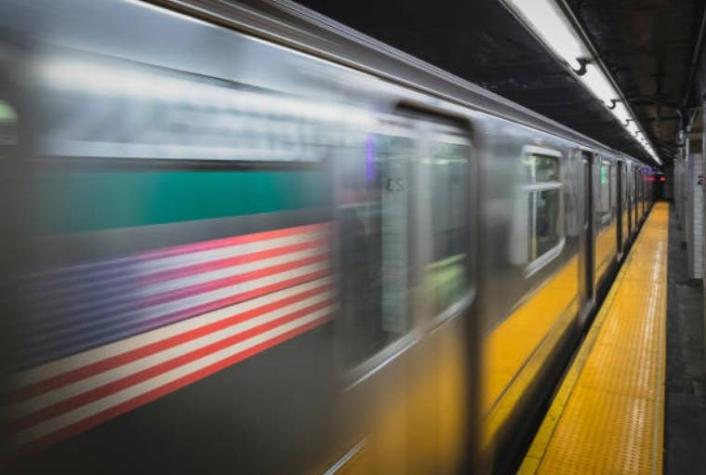 Un hombre asesina a una mujer empujándola a las vías del metro en Nueva York