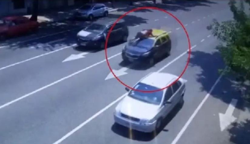 [VIDEO] Buenos Aires: Ladron arrastra al dueño de un taxi en el capó y lo mata al chocar