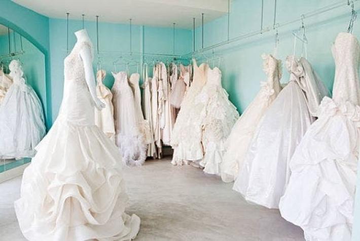 [VIDEO] Mujer destruyó más de 30 vestidos de novia porque no le reembolsaron su boda