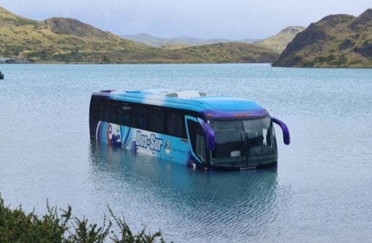 Bus cayó en lago de Parque Torres del Paine: Conductor pudo ser rescatado sin lesiones