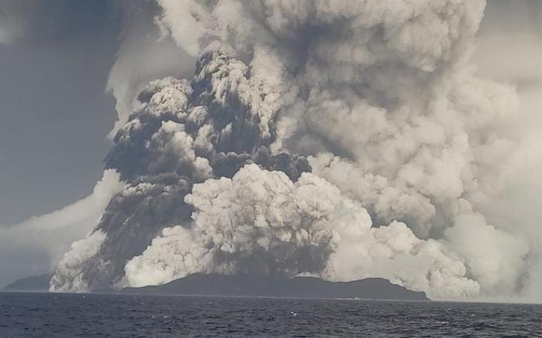 Reportan nueva gran erupción del volcán submarino en Tonga