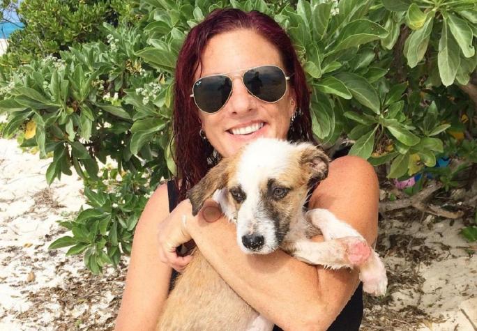 Hallan cuerpo sin vida de mujer británica que intentó salvar a sus perritos tras tsunami en Tonga