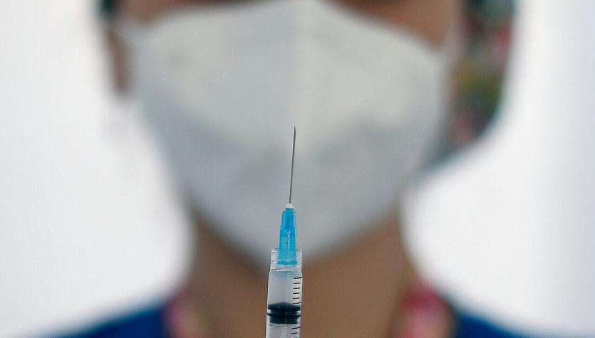 Minsal adelanta vacunación de cuarta dosis para personal de salud: Comenzará el 20 de enero