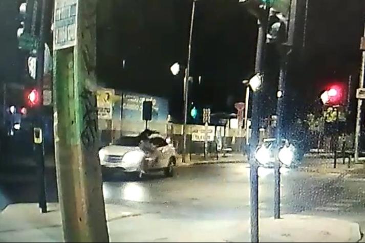 "Me apuntó con una pistola y agaché la cabeza": Joven huye de encerrona atropellando a delincuente