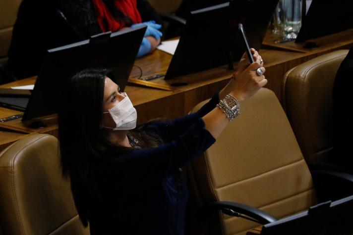 PS critica a Jenny Álvarez por no vacunarse: Sería la única diputada en esa situación